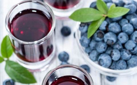 Come fare il liquore ai mirtilli in casa, ricetta semplice e deliziosa