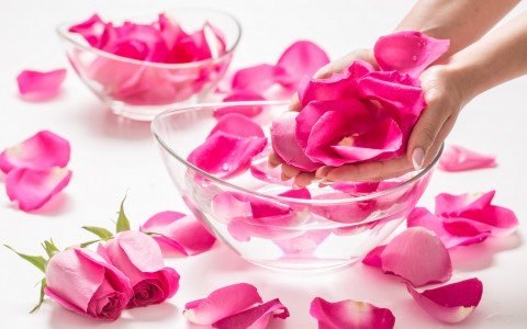 acqua di rose benefici, proprietà per la pelle del viso e beauty routine