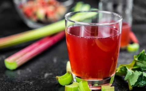 Liquore di rabarbaro: un elisir aromatico che rinvigorisce corpo e spirito