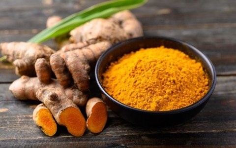 Curcuma: polvere, capsule e tintura idroalcolica – benefici, utilizzi e come assumerla