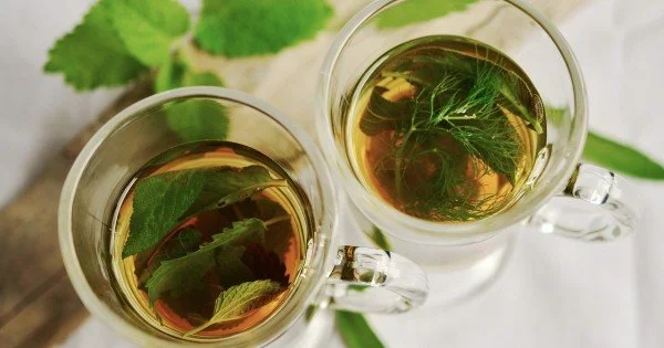 Regalare tè, tisane e infusi per regalare momenti di piacere e benessere.